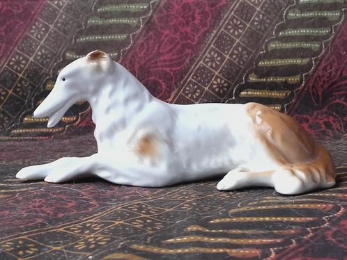 Oud vintage beeldje uit Engeland van een barzoi 14,7 cm., Antiek en Kunst, Antiek | Porselein, Ophalen of Verzenden