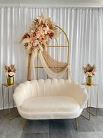 TE HUUR: Backdrop Pampas Peach  met crème/wit bruidsbank, Hobby en Vrije tijd, Feestartikelen | Verhuur, Ophalen of Verzenden