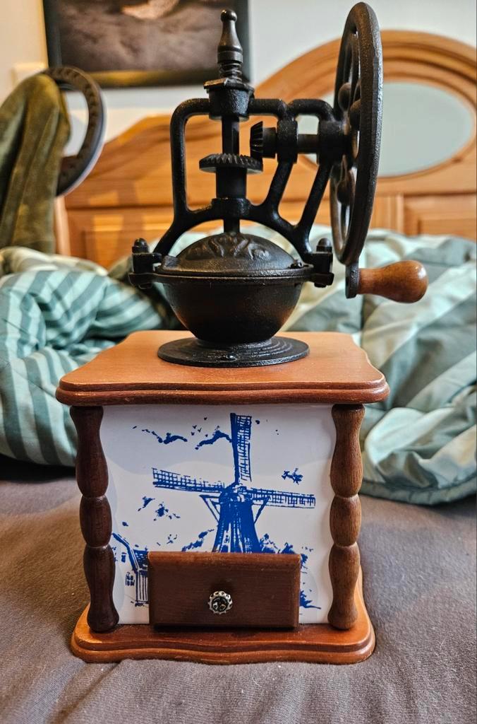 Oude Koffiemolen met Delfts Blauw, Antiek en Kunst, Antiek | Overige Antiek, Ophalen