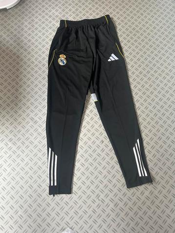 Real madrid trainingsbroek beschikbaar voor biedingen