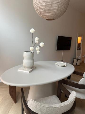 Eettafel ovaal beschikbaar voor biedingen