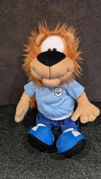 Loeki de Leeuw knuffel Voetbal Blauw nr. 5, 32cm. 5A13