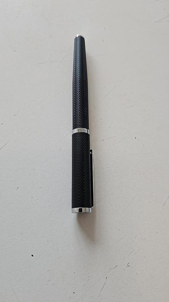 Hugo Boss Formation Herringbone Chrome Balpen, Verzamelen, Pennenverzamelingen, Zo goed als nieuw, Balpen, Overige merken, Met doosje