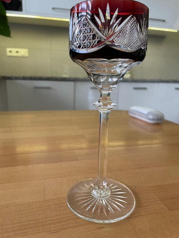 Wijnglas, boheems glas, 20 cm hoog, bordeauxrood, geslepen beschikbaar voor biedingen
