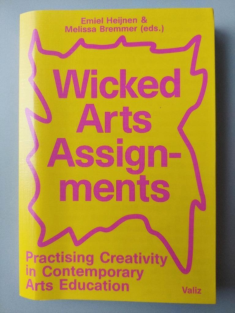 Wicked arts assignments - Valiz- 2021, Boeken, Kunst en Cultuur | Beeldend, Ophalen of Verzenden, Zo goed als nieuw, Emiel Heijnen & Melissa Bremmer