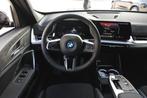BMW iX1 xDrive30 M Sport / Sportstoelen / Achteruitrijcamera, Auto's, BMW, Automaat, Metallic lak, Zwart, Zwart