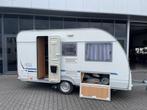 Adria Altea 390 DS Bed + Zit + WC 850KG leeg Bovag 2025 !!, Caravans en Kamperen, Caravans, Schokbreker, Bedrijf, Treinzit, 750 - 1000 kg