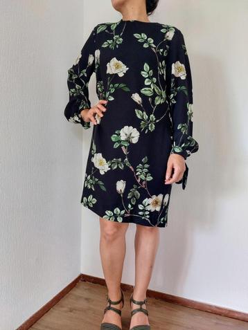 Elegante Zwarte Jurk met Bloemenprint – Maat M/L beschikbaar voor biedingen