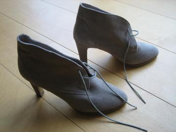 Zeer elegante beige suede enkelschoen BIJENKORF 40 snazzeys beschikbaar voor biedingen