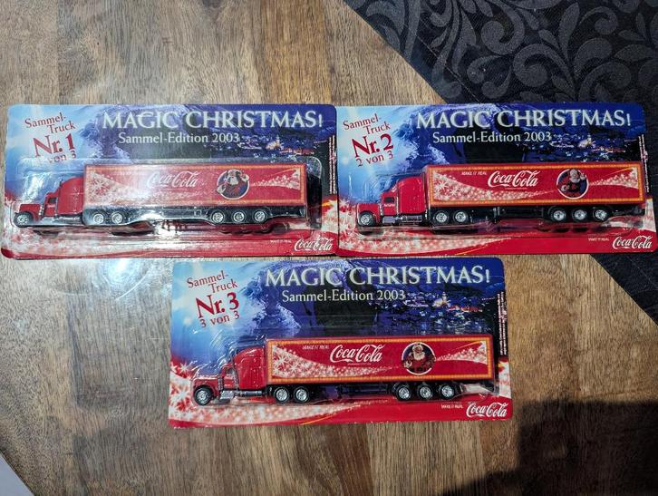 Coca Cola Kerst Trucks Magic Christmas 2003 Edition alle 3, Hobby en Vrije tijd, Modelauto's | Overige schalen, Nieuw, Bus of Vrachtwagen