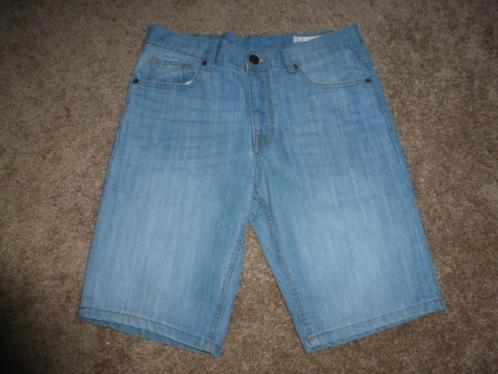 2 effen licht blauwe korte spijkerbroeken met zakken maat 36, Kleding | Heren, Spijkerbroeken en Jeans, Zo goed als nieuw, W36 - W38 (confectie 52/54)