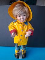 Jongen Pop Kereltje met Gele regenjas, Verzamelen, Poppen, Ophalen of Verzenden, Gebruikt, Pop, Levensecht of Reborn