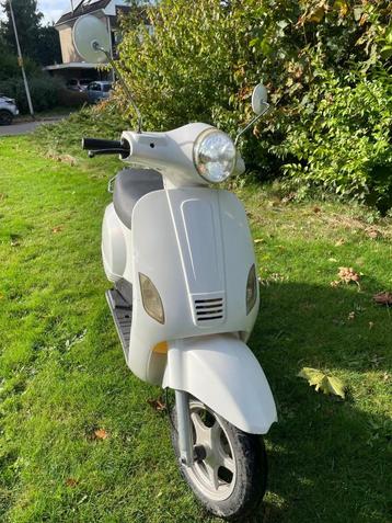 Witte elektrische scooter met garantie. beschikbaar voor biedingen