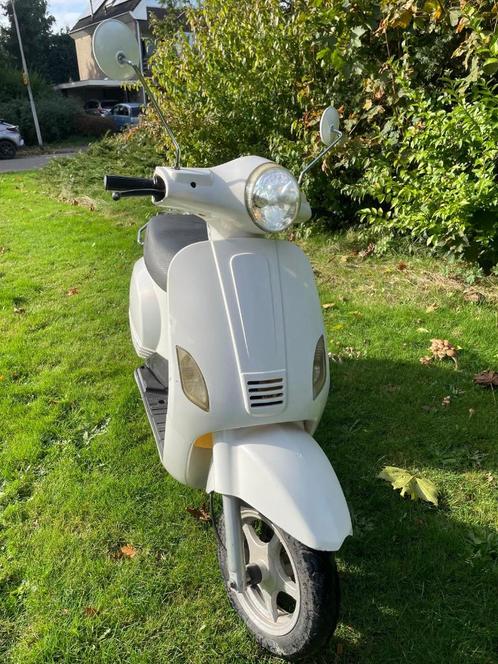 Witte elektrische scooter met garantie., Fietsen en Brommers, Snorfietsen en Snorscooters, Gebruikt, Overige merken, Elektrisch