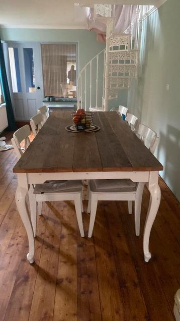 Mooie grote landelijke eettafel beschikbaar voor biedingen