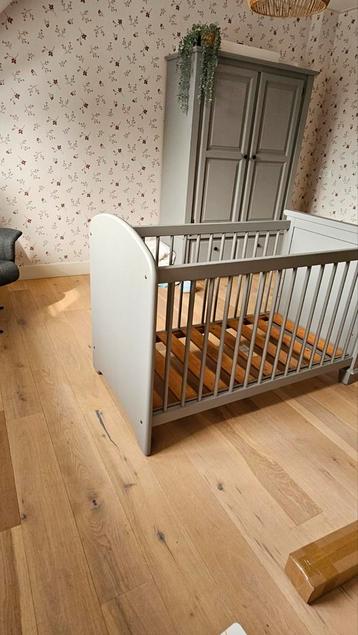 Ledikant lichtgrijs met matras beschikbaar voor biedingen