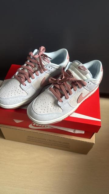 NIKE DUNK LOW FOSSIL ROSE - Maat 41 EU beschikbaar voor biedingen