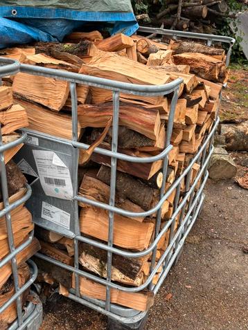 Mix droog fruitbomen hout beschikbaar voor biedingen