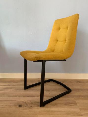Vier okergele eetkamerstoelen beschikbaar voor biedingen