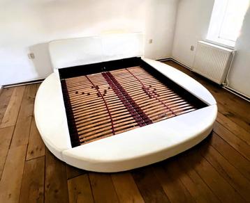 Rond bed kunstleer wit 180 x 200 cm beschikbaar voor biedingen