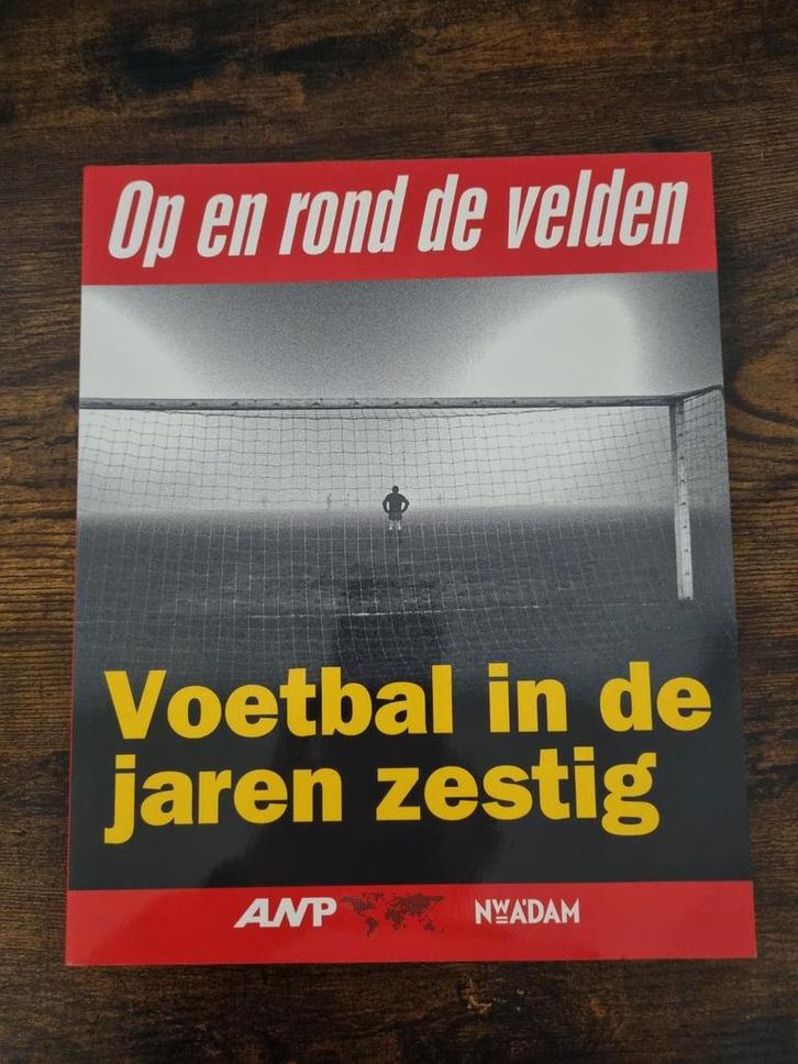 Voetbal in de jaren zestig - Nostalgisch voetbalboek, Boeken, Sportboeken, Zo goed als nieuw, Ophalen of Verzenden