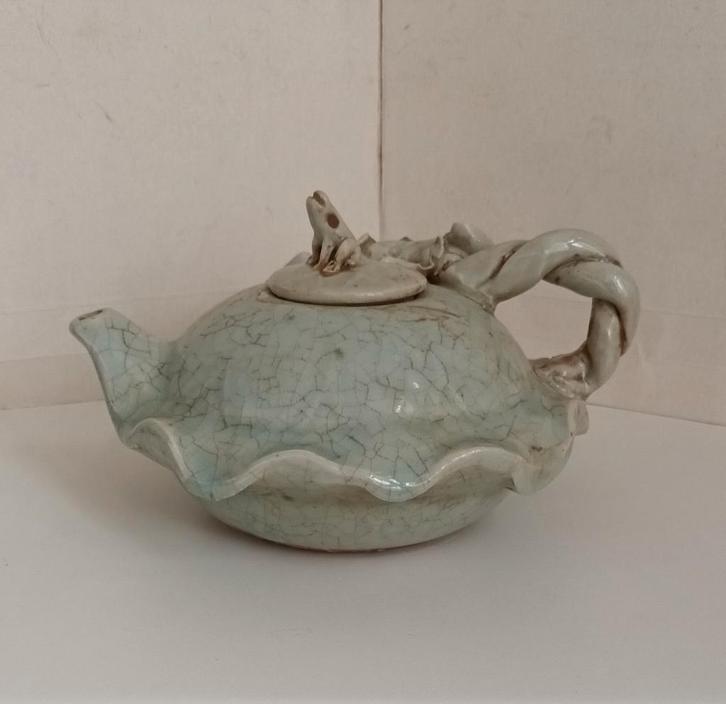 Antiek chinees Celadon trekpotje met lotusbloem en kikker, Antiek en Kunst, Antiek | Keramiek en Aardewerk, Ophalen of Verzenden