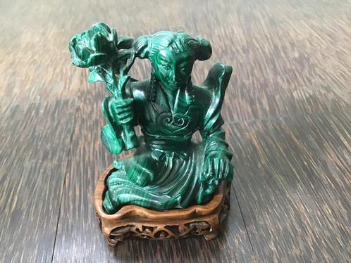 Oosters beeldje van Malachiet op passende houten sokkel, Antiek en Kunst, Kunst | Beelden en Houtsnijwerken, Ophalen of Verzenden
