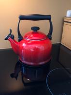 Prachtige rode fluitketel van Le Creuset in zeer nette staat, Ophalen of Verzenden, Zo goed als nieuw