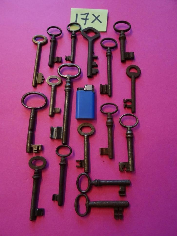 17X OUDE ANTIEKE SLEUTELS SLEUTEL SLOT SLOTEN KIST DEUR, Antiek en Kunst, Curiosa en Brocante, Ophalen of Verzenden