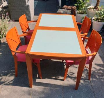 Eettafel met 4 stoelen  beschikbaar voor biedingen