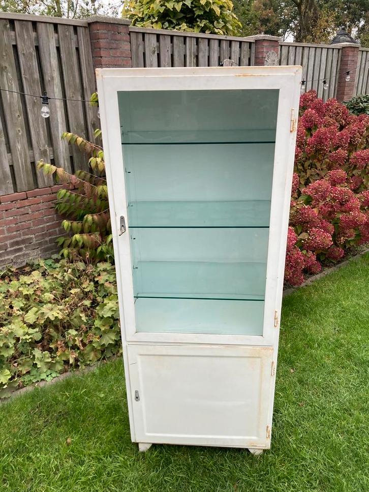 Vintage dokterskast, vitrinekast medicijnkast apothekerskast, Antiek en Kunst, Antiek | Meubels | Kasten, Ophalen of Verzenden
