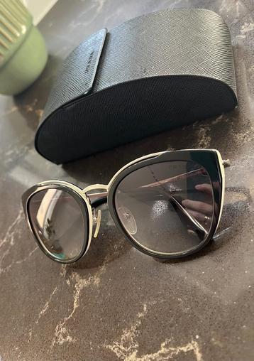 Zonnebril Prada cateye model zwart met zilver beschikbaar voor biedingen