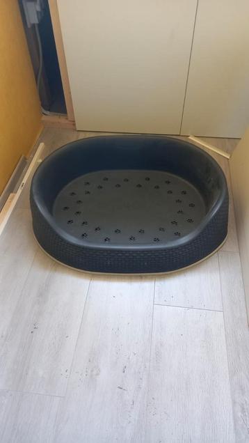 Hondenmand rond beschikbaar voor biedingen