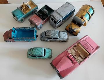 Kleine verzameling vintage Dinky Toys auto's  beschikbaar voor biedingen