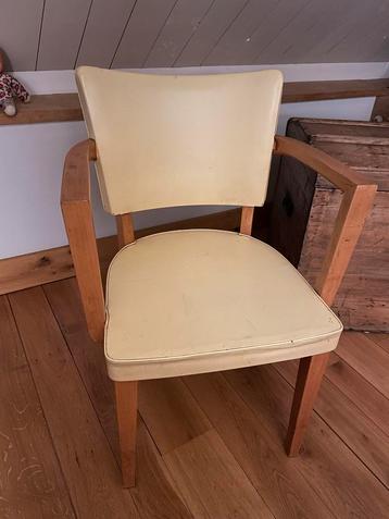Vintage Zachtgele Stoel met Houten Armleuningen beschikbaar voor biedingen