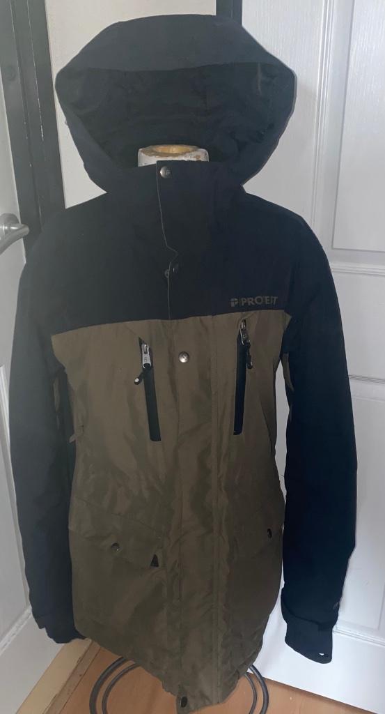 Protest ski snowboard jas maat s izgst, Kleding | Heren, Wintersportkleding, Zo goed als nieuw, Jack, Maat 52/54 (L), Ophalen of Verzenden