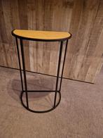 Stijlvol bijzettafeltje met metalen frame, Zo goed als nieuw, Hout, Ophalen, 45 tot 60 cm