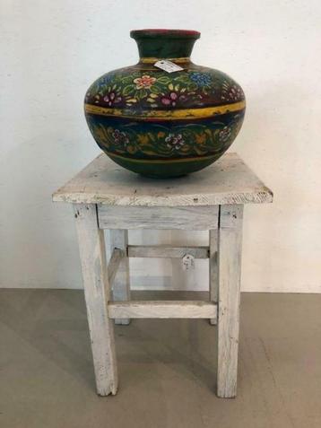 Brocante oude houten witte kruk - bijzettafeltje beschikbaar voor biedingen