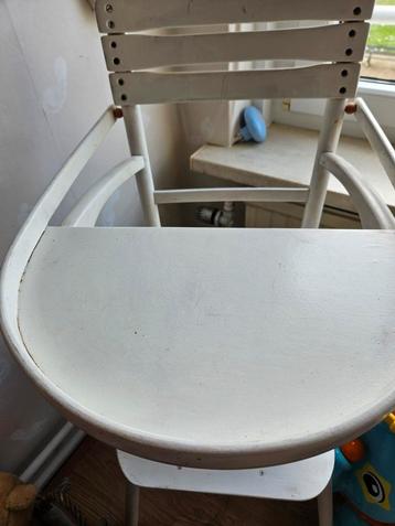 oud kinderstoeltje beschikbaar voor biedingen