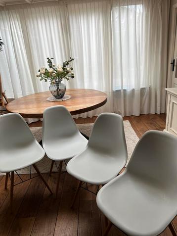 4 leuke witte eetkamerstoelen voor niet teveel beschikbaar voor biedingen