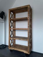 Houten kast op metalen wielen, Ophalen, Zo goed als nieuw