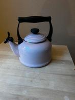 Fluitketel le creuset licht roze, Witgoed en Apparatuur, Waterkokers, 2 liter of meer, Ophalen, Zo goed als nieuw