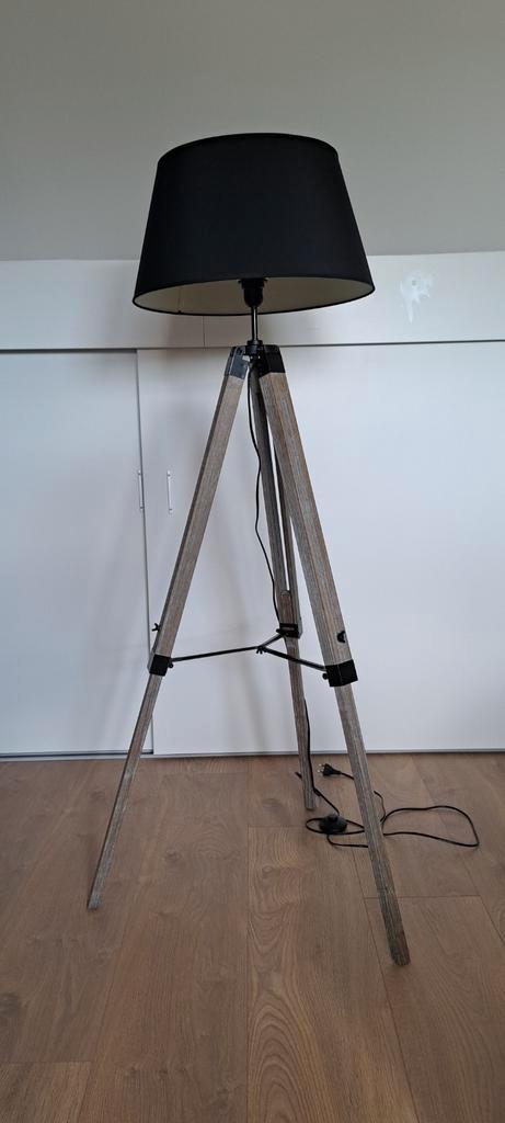 Vloerlamp 3 poot met zwarte kap, Huis en Inrichting, Lampen | Vloerlampen, Zo goed als nieuw, 100 tot 150 cm, Hout, Ophalen