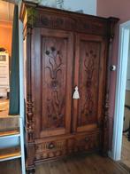 Antieke houten linnenkast met snijwerk, Ophalen