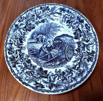 Sierbord Societe Ceramique Maastricht. Doorsnede. 23 cm. beschikbaar voor biedingen