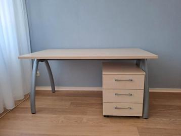 Bureau met ladekast op wieltjes, ahorn kleur