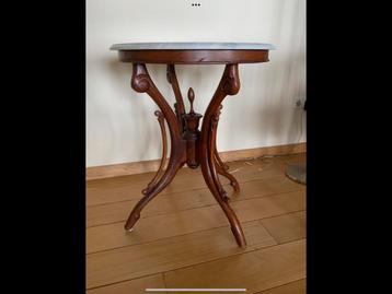 TEAKHOUTEN TAFELTJE MET MARMEREN BLAD beschikbaar voor biedingen