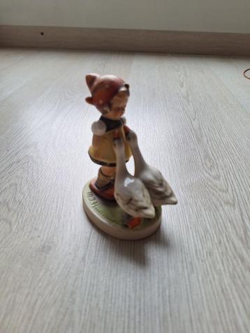 Hummel meisje met ganzen beschikbaar voor biedingen