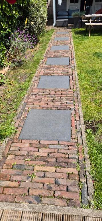 Mooi pad  van klinkers en staptegels.   beschikbaar voor biedingen