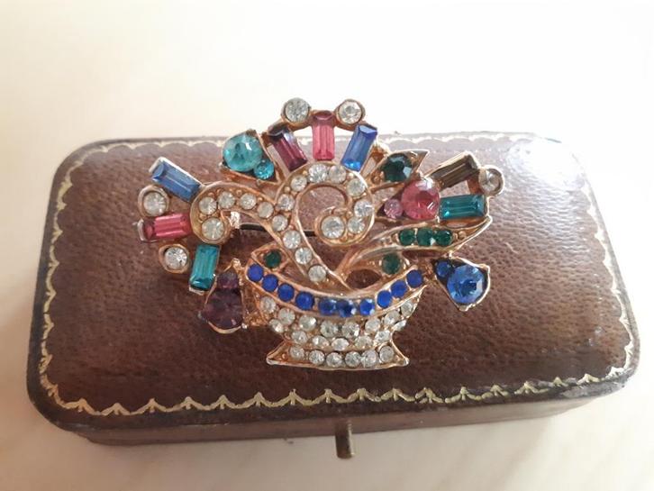 Oude Broche Bloemenmandje met Gekleurde Rijnst. GRATIS Verz., Sieraden, Tassen en Uiterlijk, Antieke sieraden, Broche, Overige materialen